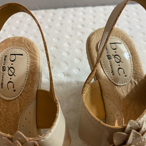 BORN Nude patent leather sandals with 3-D flower embellishments - Picture 5 of 16